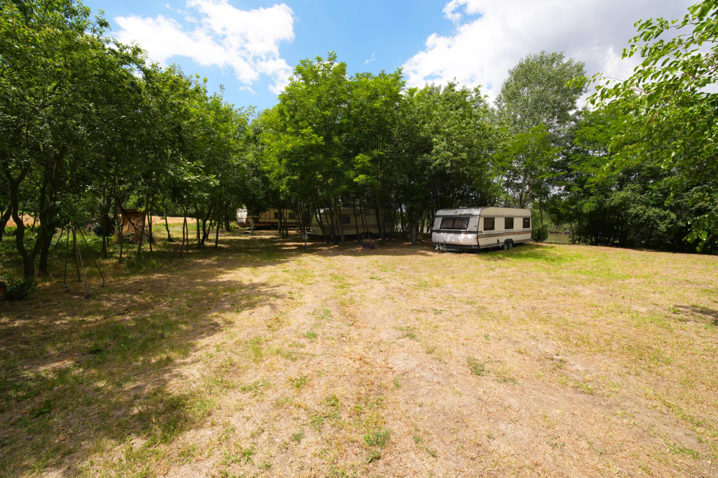 Hacienda Caravan, lakókocsi a fák között